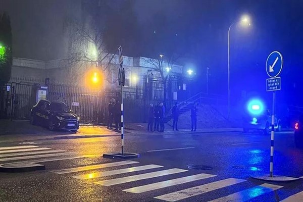 İsveç’te bir kişi arabasını Rus Büyükelçiliği içine sürmeye çalıştı