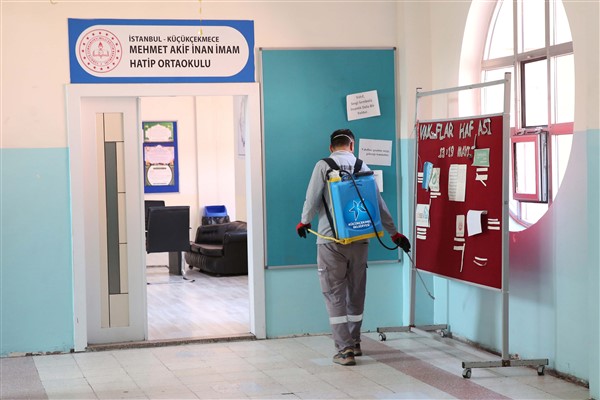 Küçükçekmece’de okullarda ilaçlama ve dezenfeksiyon çalışması yapıldı