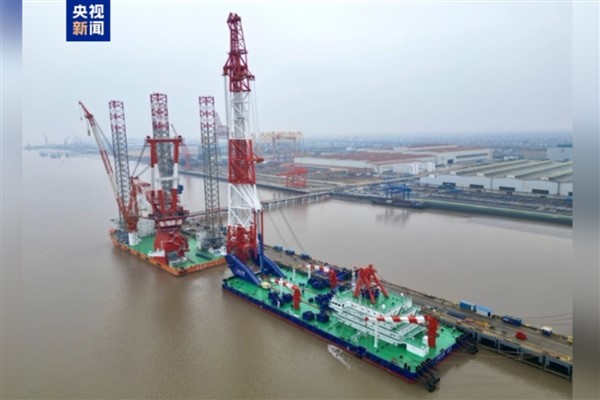 Dünyanın en büyük kazık çakma işlevli gemisi Çin’de teslim edildi