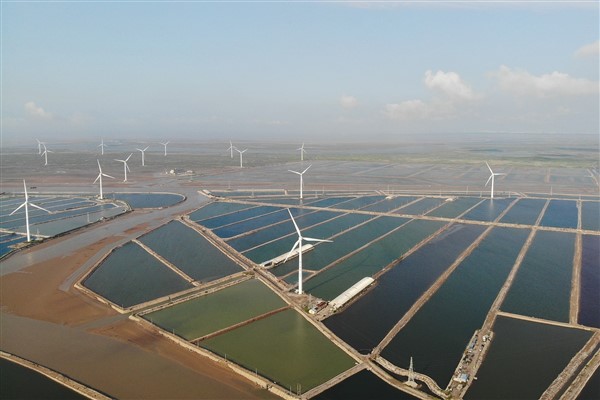 Çin’de yenilenebilir enerjinin kurulu gücü termik santrallerinkini geçti