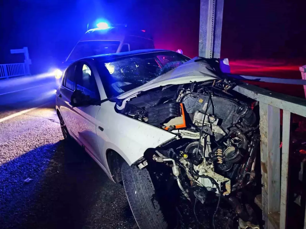 Sivas’ta Kontrolden Çıkan Otomobil Köprü Korkuluğuna Çarptı: 3 Yaralı