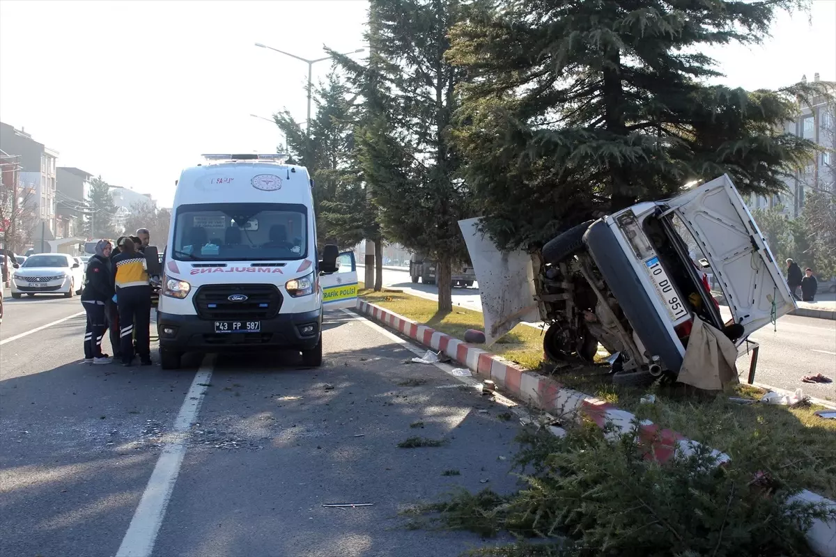 Tavşanlı’da Trafik Kazası: 3 Yaralı