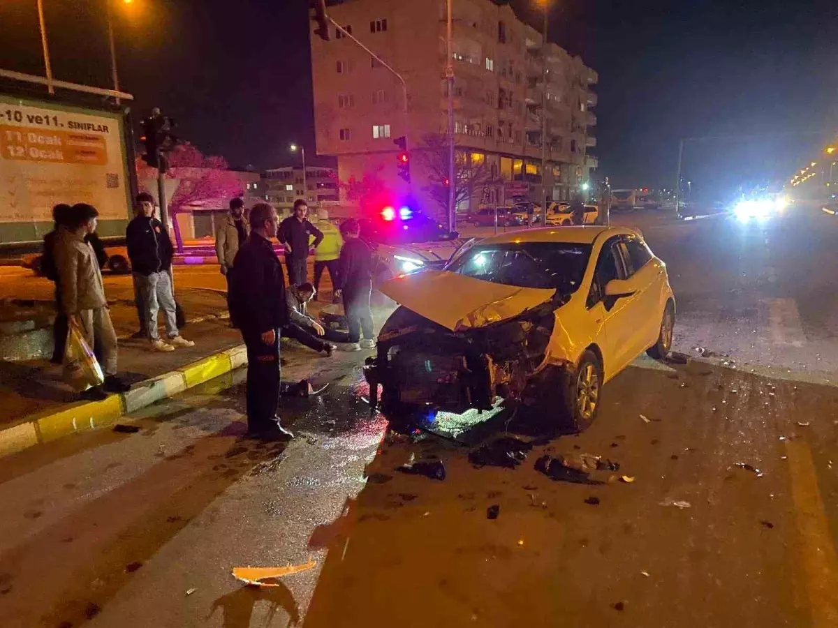 Mardin’de Otomobil ile Kamyonet Çarpıştı: 2 Yaralı