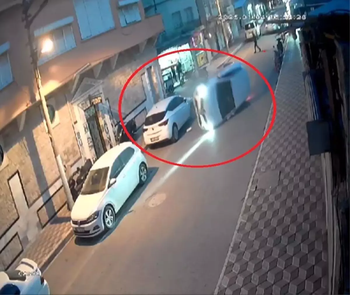 İskenderun’da Park Halindeki Araca Çarpan Otomobil Takla Attı