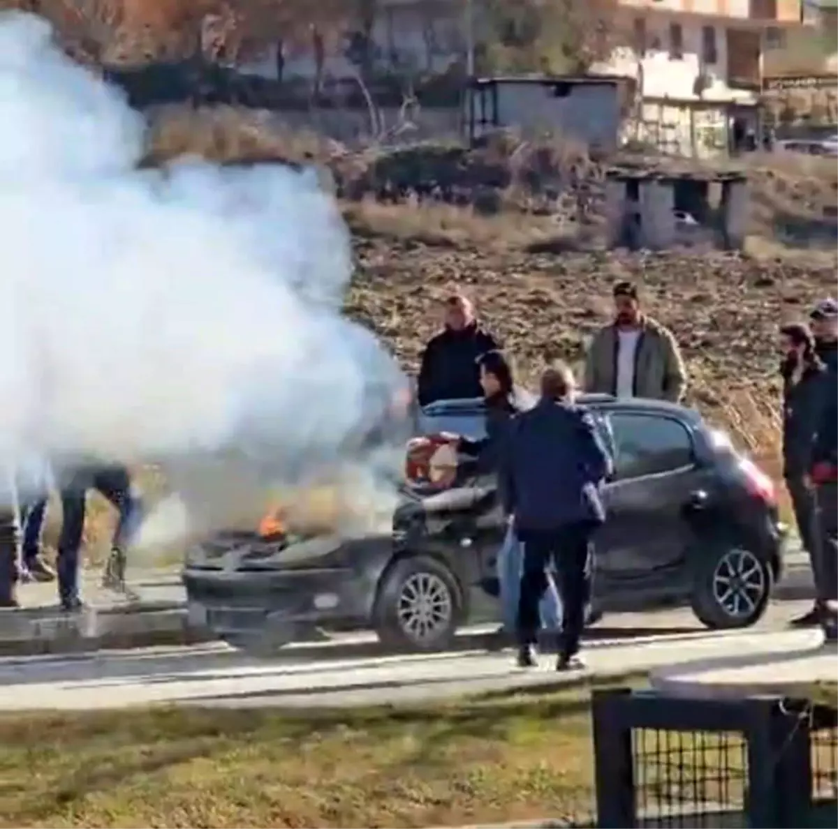 Batman’da Otomobil Yangını, Vatandaşlar Müdahale Etti
