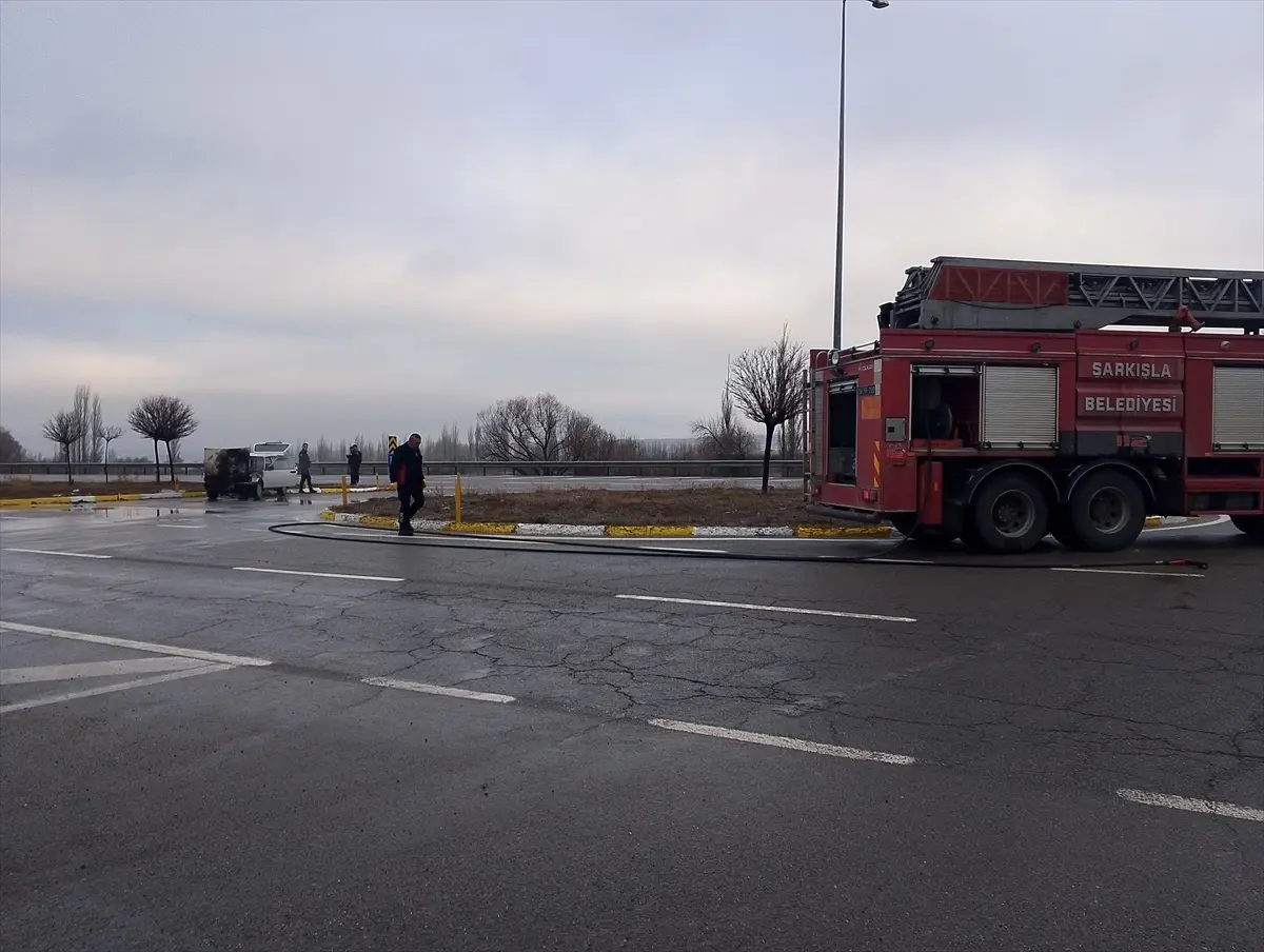 Sivas’ta Otomobil Yangını: Araçta Hasar Oluştu