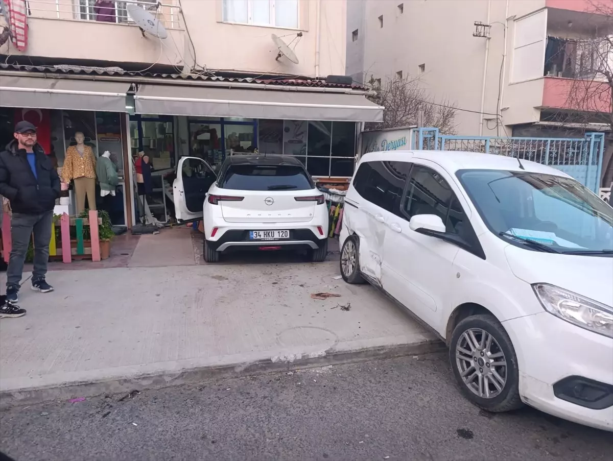 Tekirdağ’da Kontrolden Çıkan Araç Park Halindeki Araçlara Çarptı