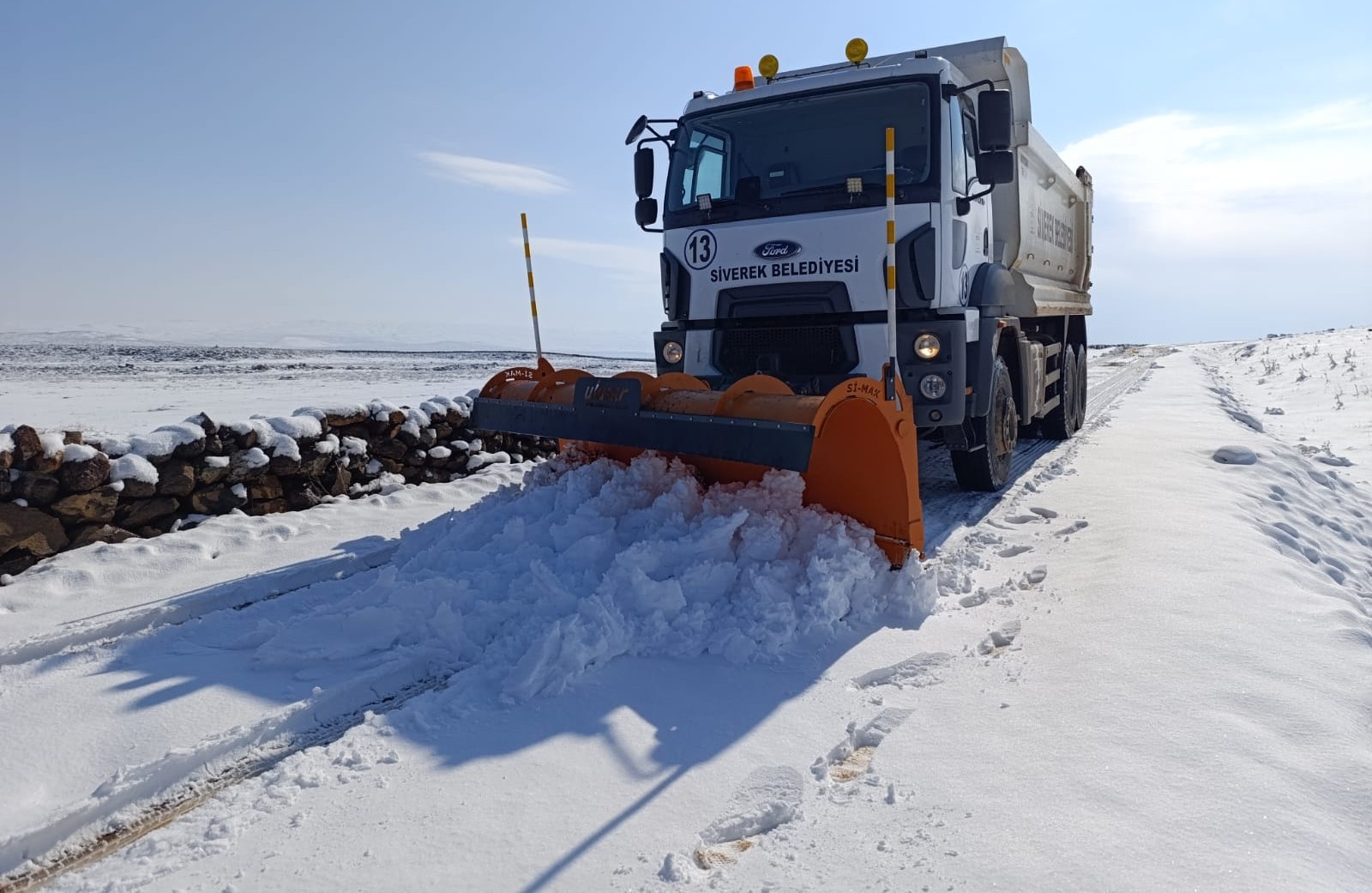 Siverek’te karla mücadele çalışmaları sürüyor