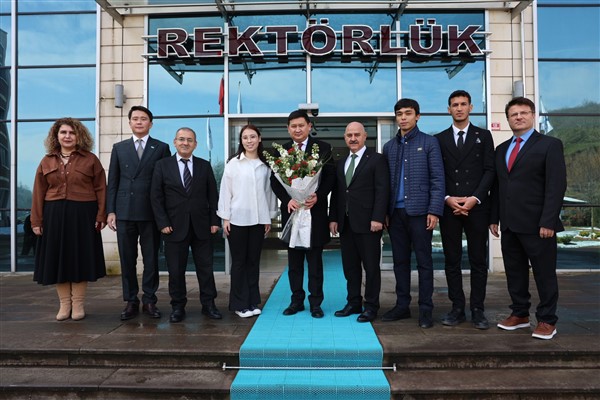 Kazakistan İstanbul Başkonsolosu Nuriddin Amankul, Düzce Üniversitesi’ni ziyaret etti