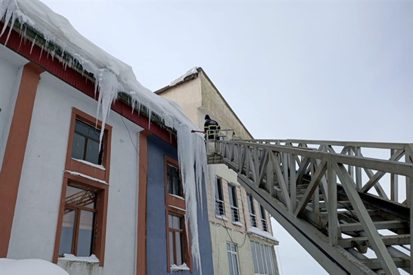 Ordu’da tehlike arz eden buz sarkıtları temizleniyor