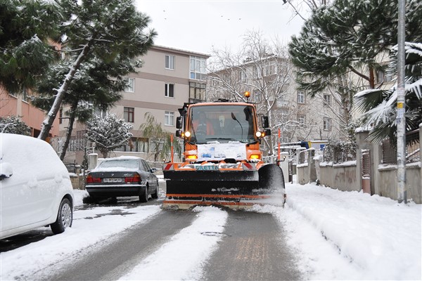 Kadıköy Belediyesi, İstanbul’da beklenen kar yağışı için hazırlıklarını tamamladı