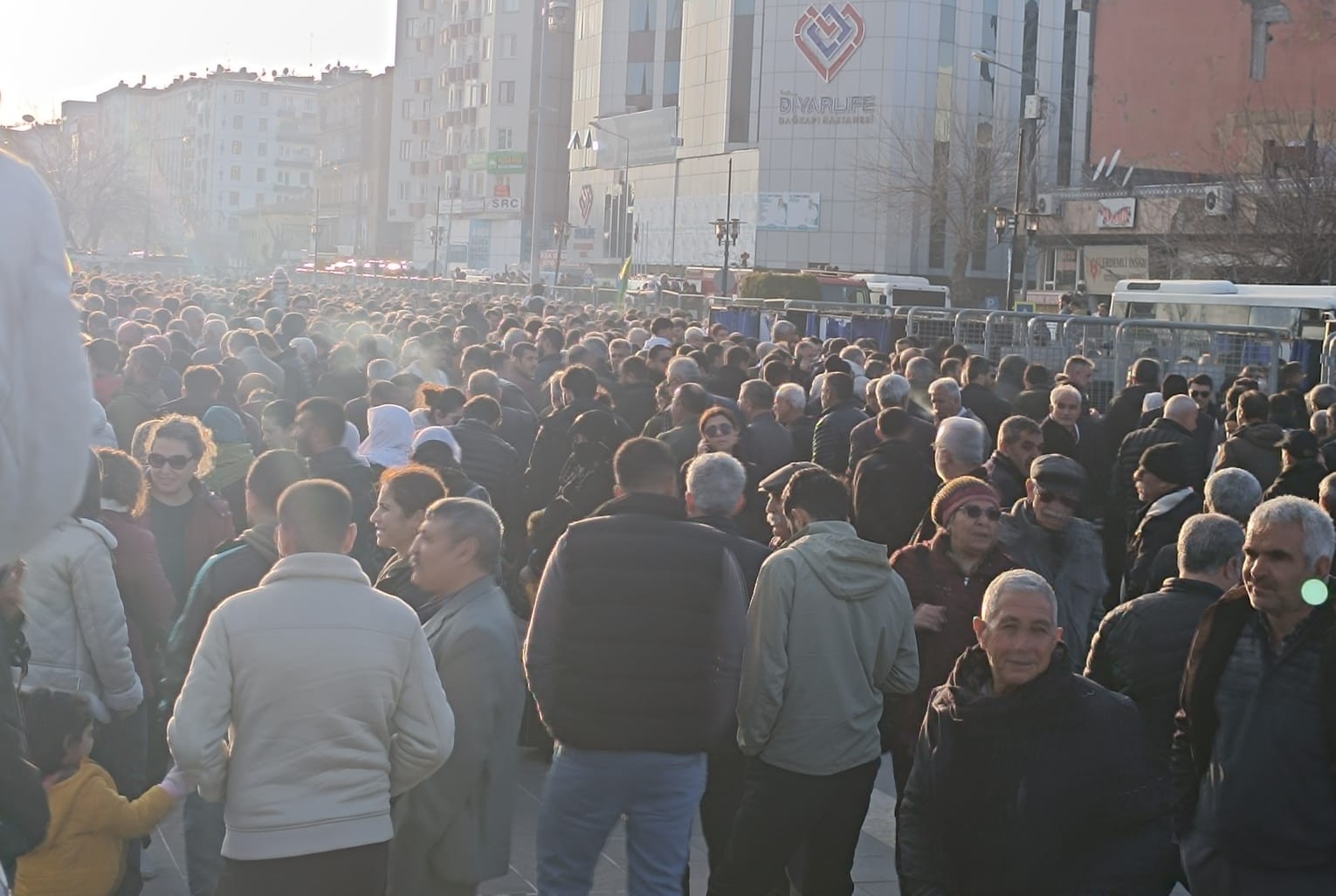 Öcalan’ın mesajı Diyarbakır’da kurulan dev ekranlardan takip edildi