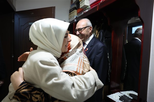 Bakan Göktaş’tan evliliklerinin 50. yılını kutlayan Küçük çiftine ziyaret