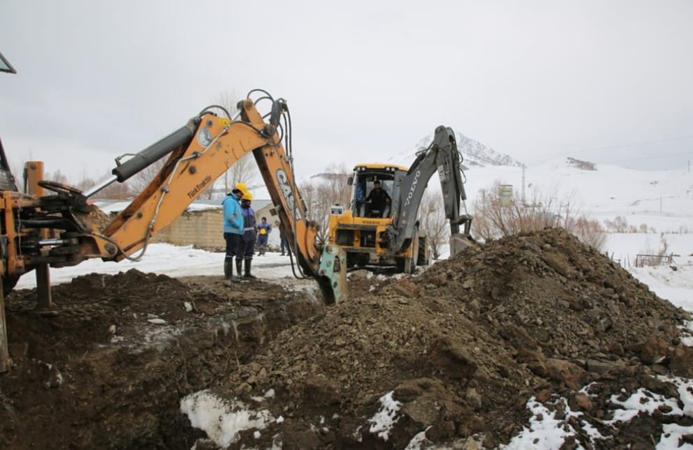 VASKİ ekipleri donan ana şebeke hattını değiştirdi