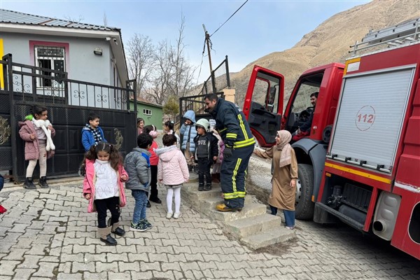 Van’da çocuklara itfaiyecilik mesleğini tanıtılıyor