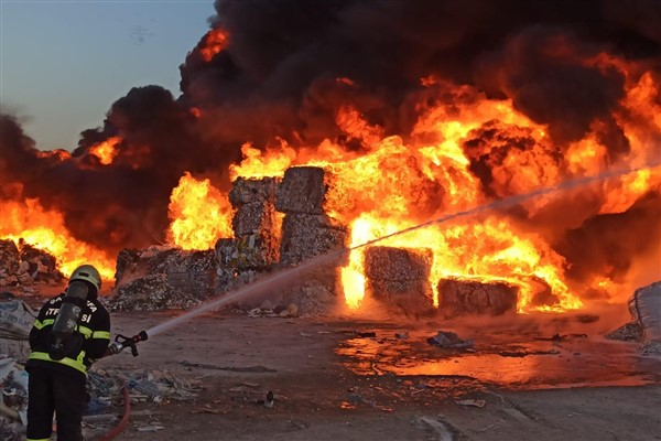 Akçakale’deki geri dönüşüm fabrikasındaki yangın kontrol altına alındı