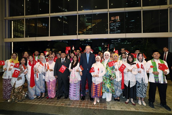Cumhurbaşkanı Erdoğan, Endonezyalı çocuklarla hatıra fotoğrafı çektirdi