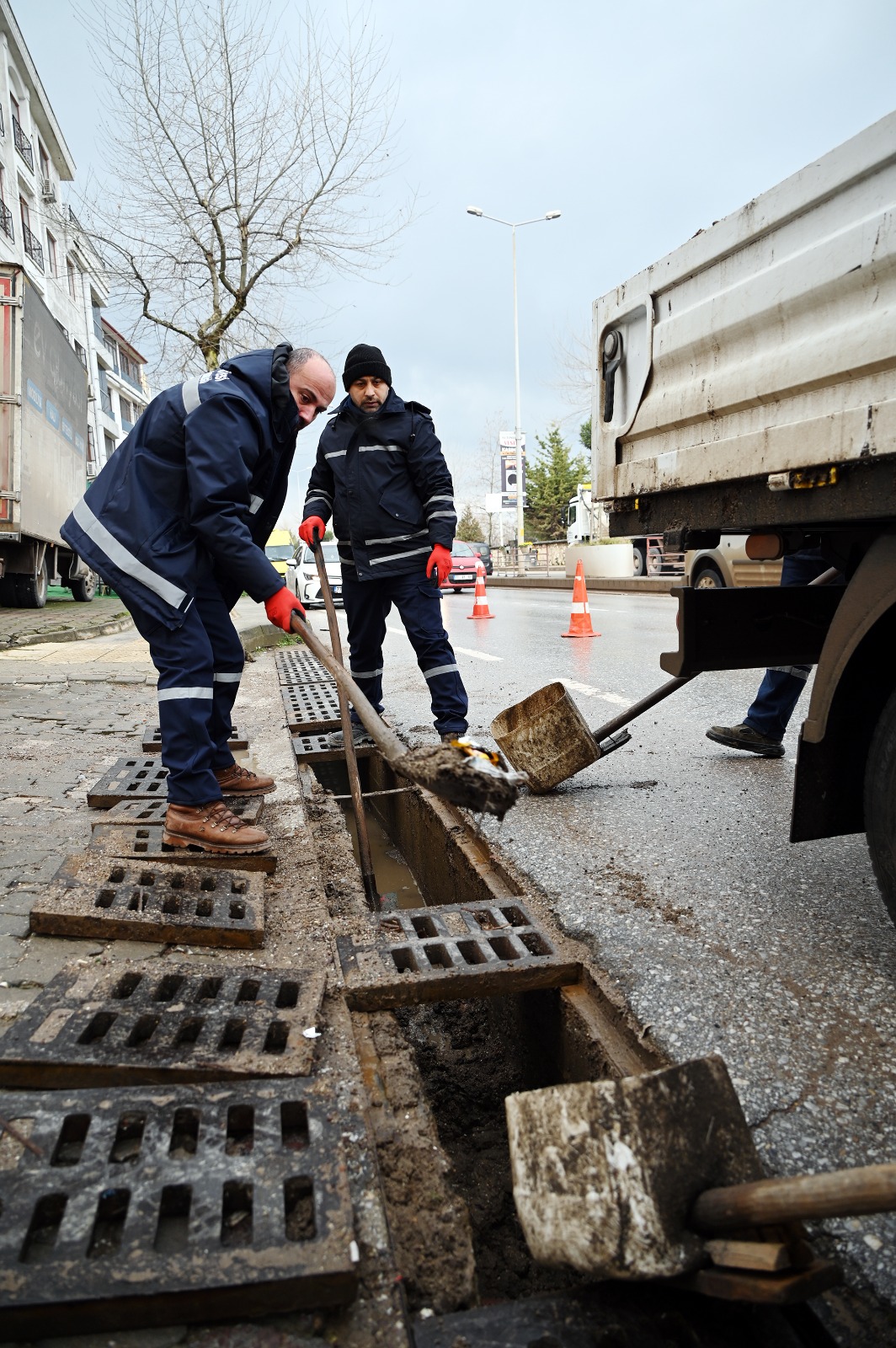 Yalova’da şehir genelinde mazgal temizlik çalışmaları gerçekleştiriliyor