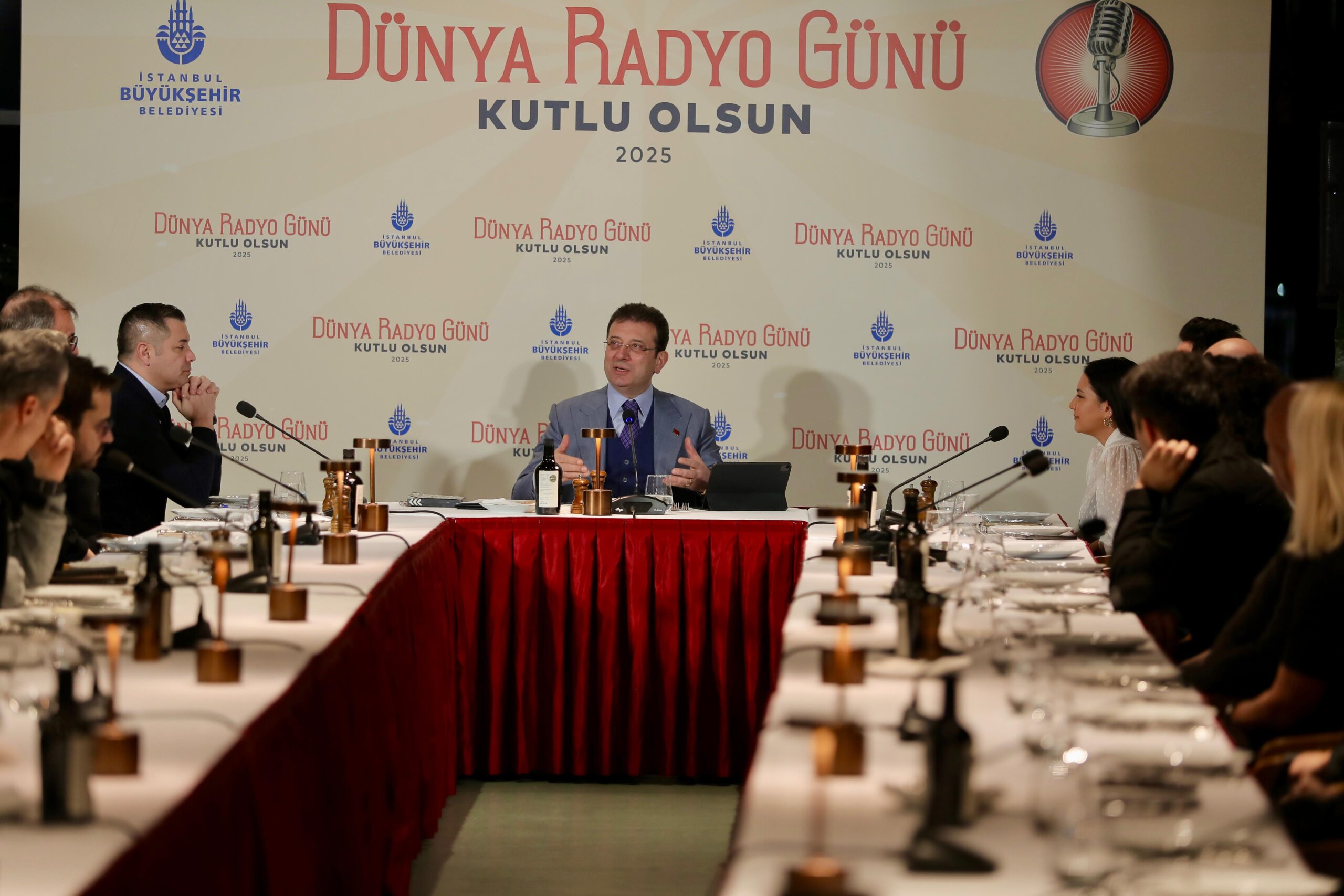 İmamoğlu, Dünya Radyo Günü’nde radyocularla buluştu