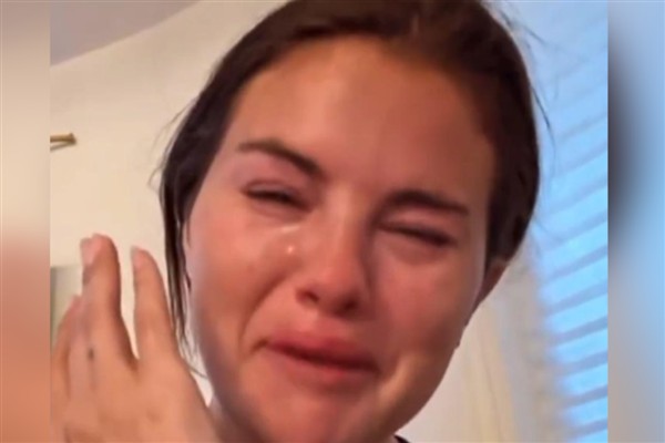 Selena Gomez’in göçmen sınır dışı etmelere gözyaşları, popüler oldu