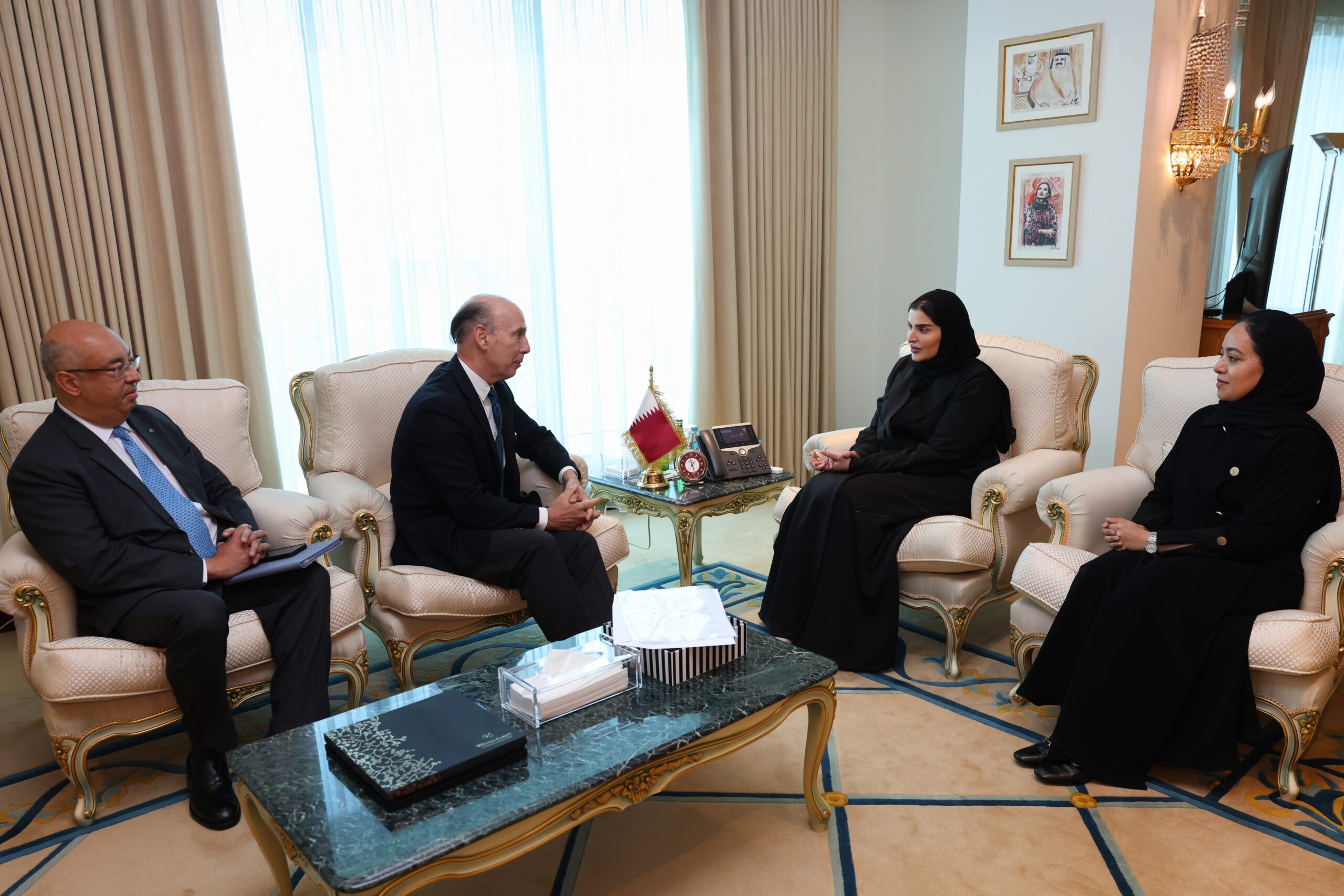 Al Misnad, Katar Devleti’ndeki Hollanda Krallığı Büyükelçisi Lahnstein ile görüştü