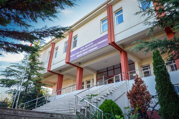 Akçakoca Turizm İşletmeciliği ve Otelcilik Yüksekokulu’ndan tam akreditasyon ve TYÇ logosu