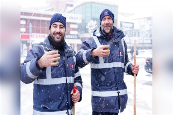 Düzce’de karla mücadele eden ekiplere sıcak ikram yapıldı