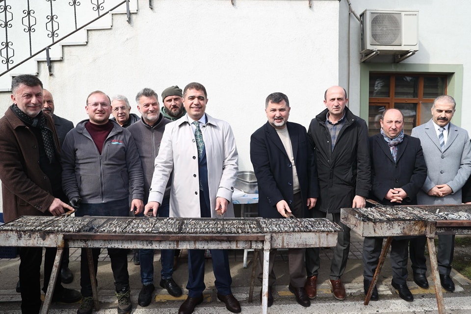 Düzce’de karla mücadele eden ekiplere hamsi şenliği