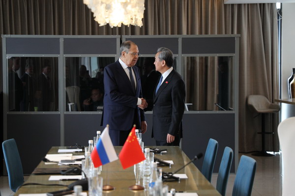 Çin ve Rusya dışişleri bakanları Johannesburg’da bir araya geldi