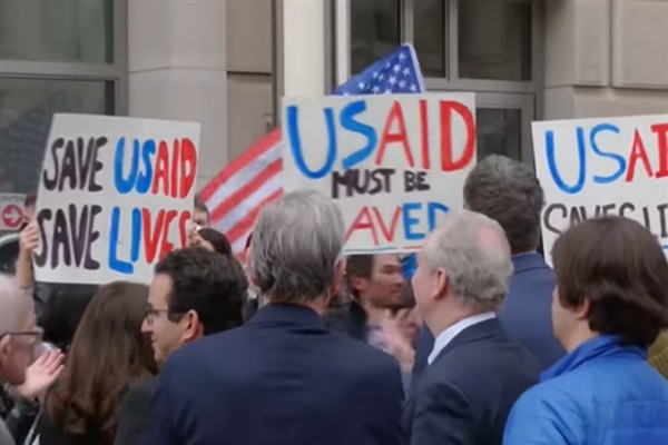 Federal yargıç Trump’ın binlerce USAID çalışanını izne çıkarmasını geçici olarak durdurdu