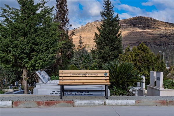 İzmir’de mezarda budanan ağaçlar geri dönüştürülüyor