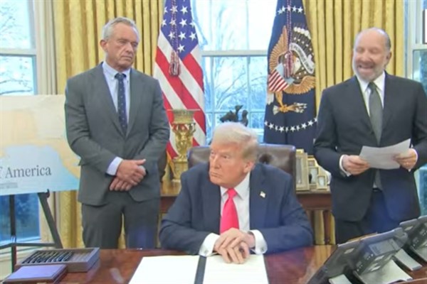 Trump, AB’ye yüzde 25 gümrük vergisi uygulayacak