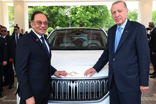 Cumhurbaşkanı Erdoğan, Malezya Başbakanı İbrahim’e Togg hediye etti