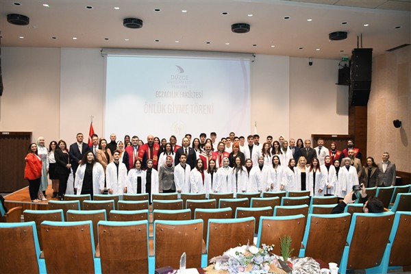 Düzce’de Eczacılık Fakültesi öğrencilerinin “beyaz önlük” töreni yapıldı