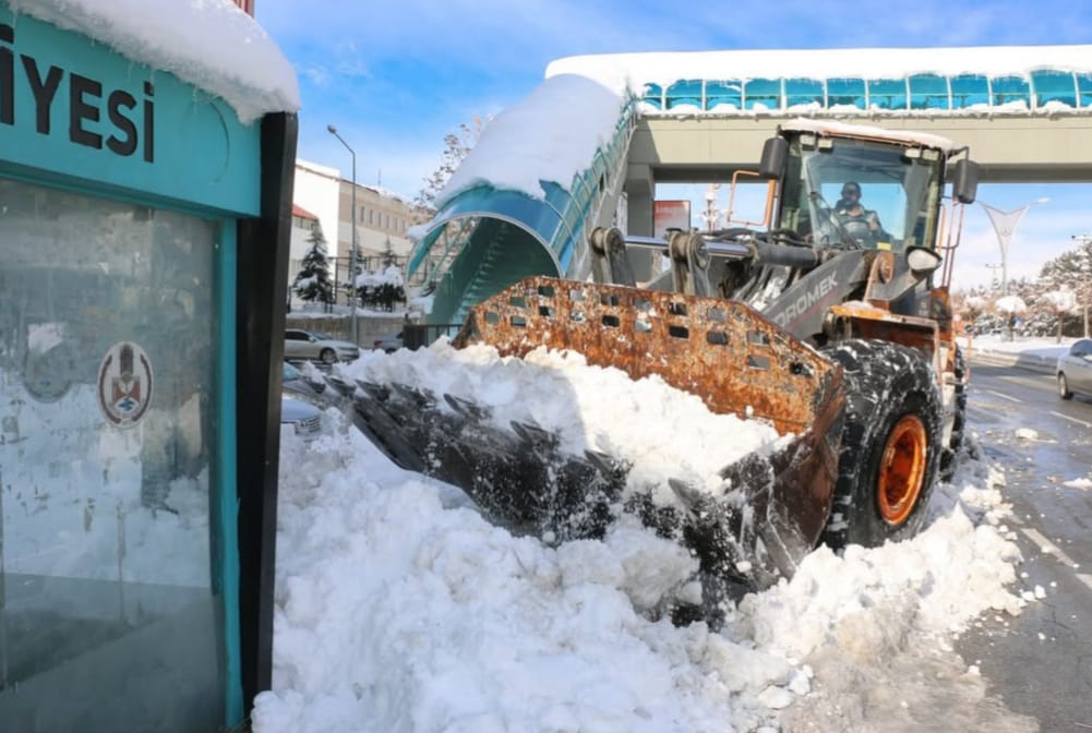 Bitlis’te karla mücadele çalışmaları aralıksız sürüyor