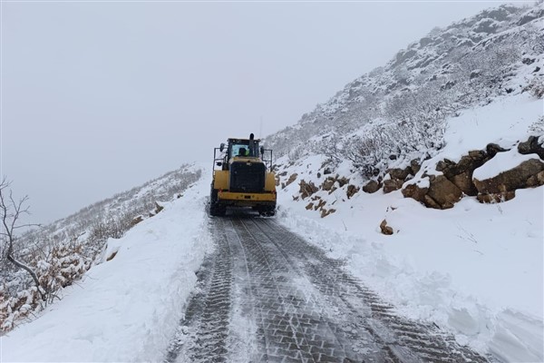 Diyarbakır’da ekipler kar nedeniyle kapanan 165 kilometrelik yolu ulaşıma açtı
