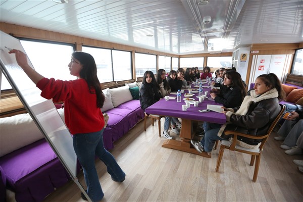 “Jin Kadın Kütüphanesi” ilk seferini kadın futbolcular için gerçekleştirdi