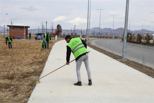 Van Büyükşehir Belediyesi sahil yolunda ve parklarda temizlik seferberliği başlattı