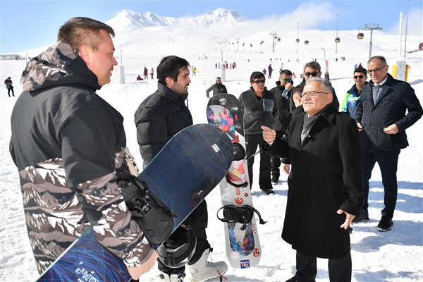 Başkan Büyükkılıç, Erciyes Kayak Merkezi’ne gelenlerle buluştu