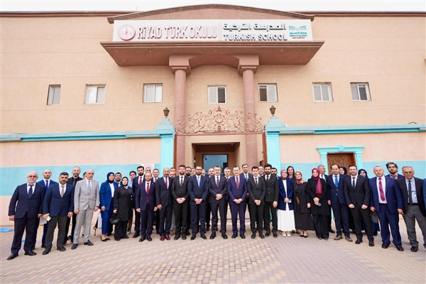 Bakan Tekin, Suudi Arabistan’daki Uluslararası Türk Okulu’nu ziyaret etti
