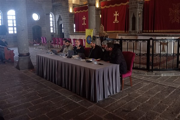 Surp Giragos Kilisesi’nde “Dünya Anadil Günü” paneli düzenlendi