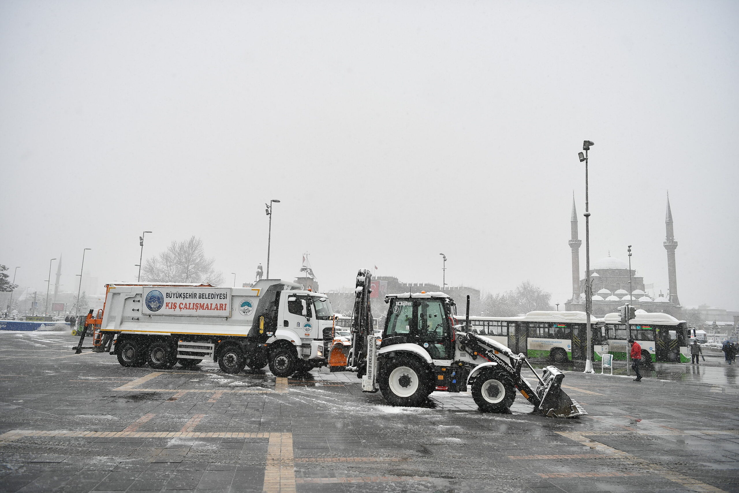 Kayseri’de karla mücadele çalışmaları devam ediyor