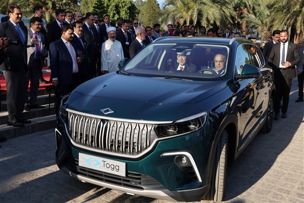 Cumhurbaşkanı Erdoğan, Pakistan Başbakanı Şerif’e Togg hediye etti