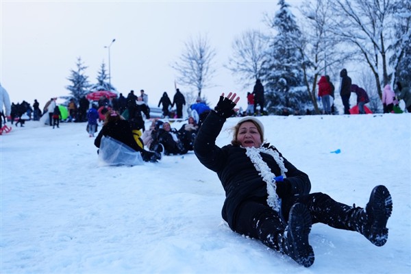 Düzce Belediyesi, kayakseverlere ikramda bulundu