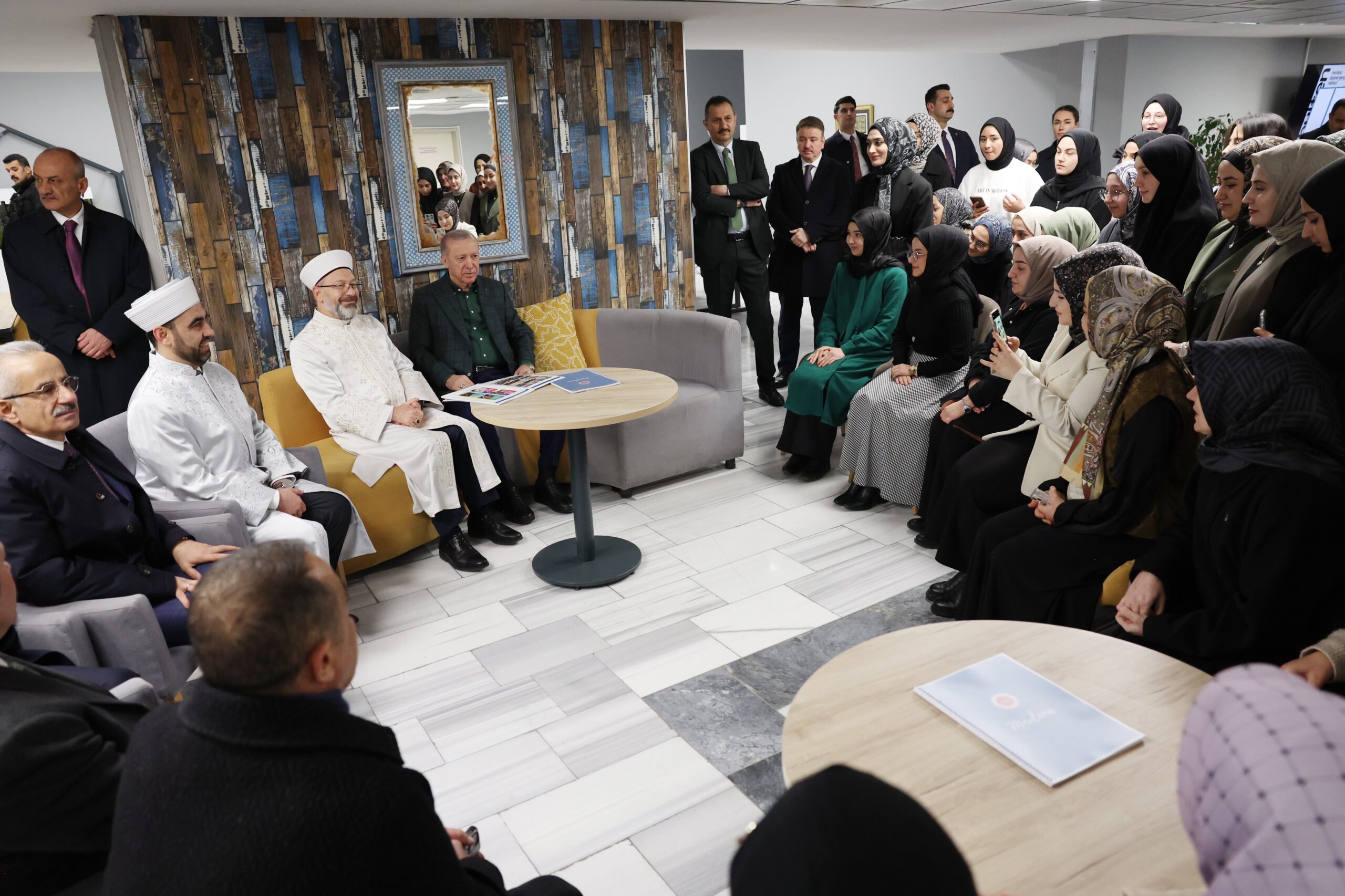 Cumhurbaşkanı Erdoğan’dan Mevlana Camisi Diyanet Gençlik Merkezi’ne ziyaret