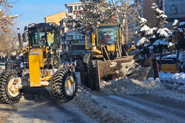 Ağrı Belediyesi’nde karla mücadele çalışmaları sürüyor