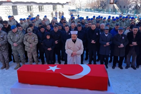 Vali Karakaya, şehit olan güvenlik korucusu Menteş’in cenaze törenine katıldı