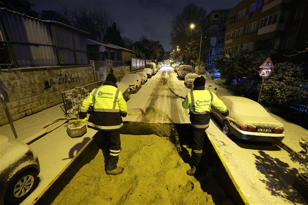 Bakırköy’de kar küreme ve tuzlama çalışmaları devam ediyor