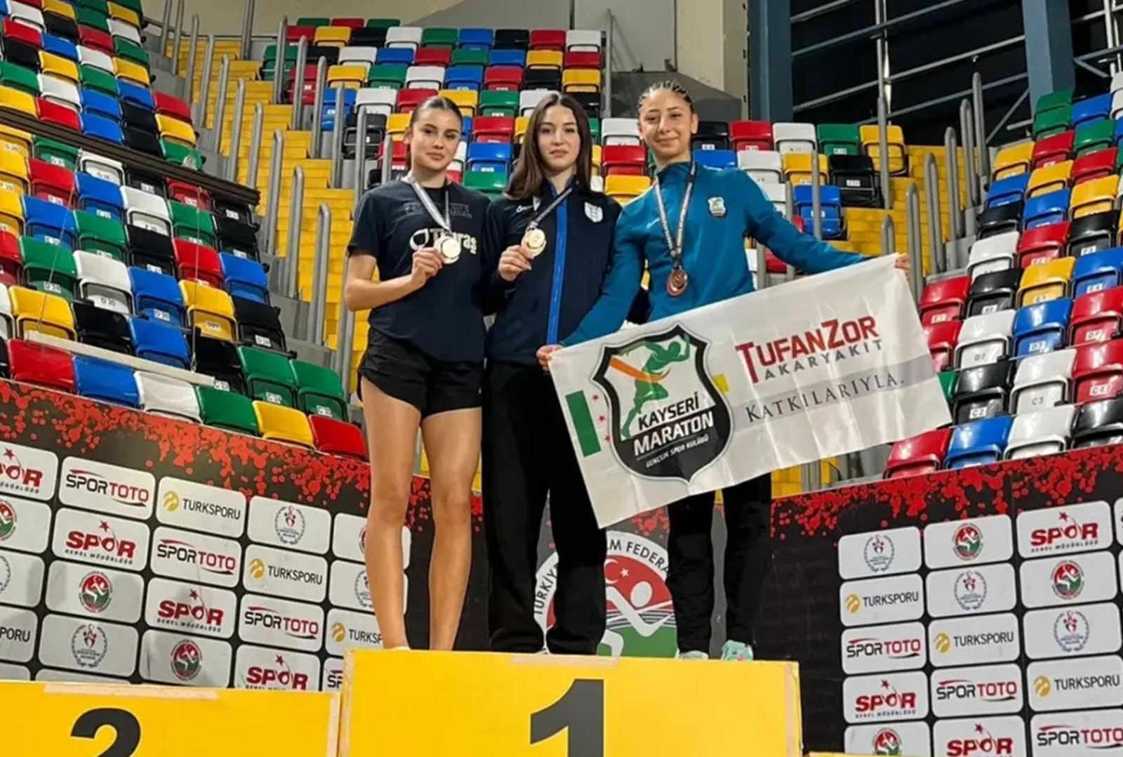 Karaman atletizm takımı, U18 Salon Atletizm Türkiye Şampiyonası’ndan 3 madalya ile döndü