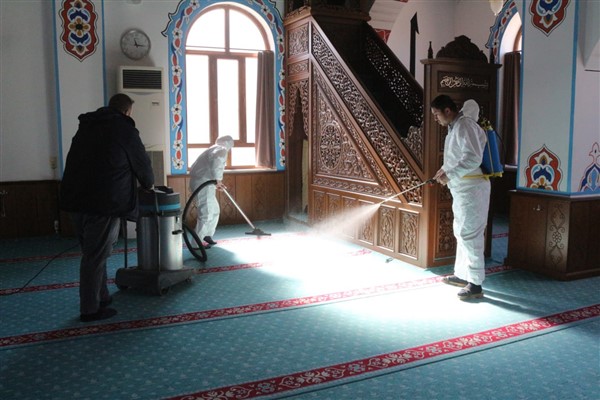 Edremit’teki ibadethanelerde Ramazan ayı temizliği